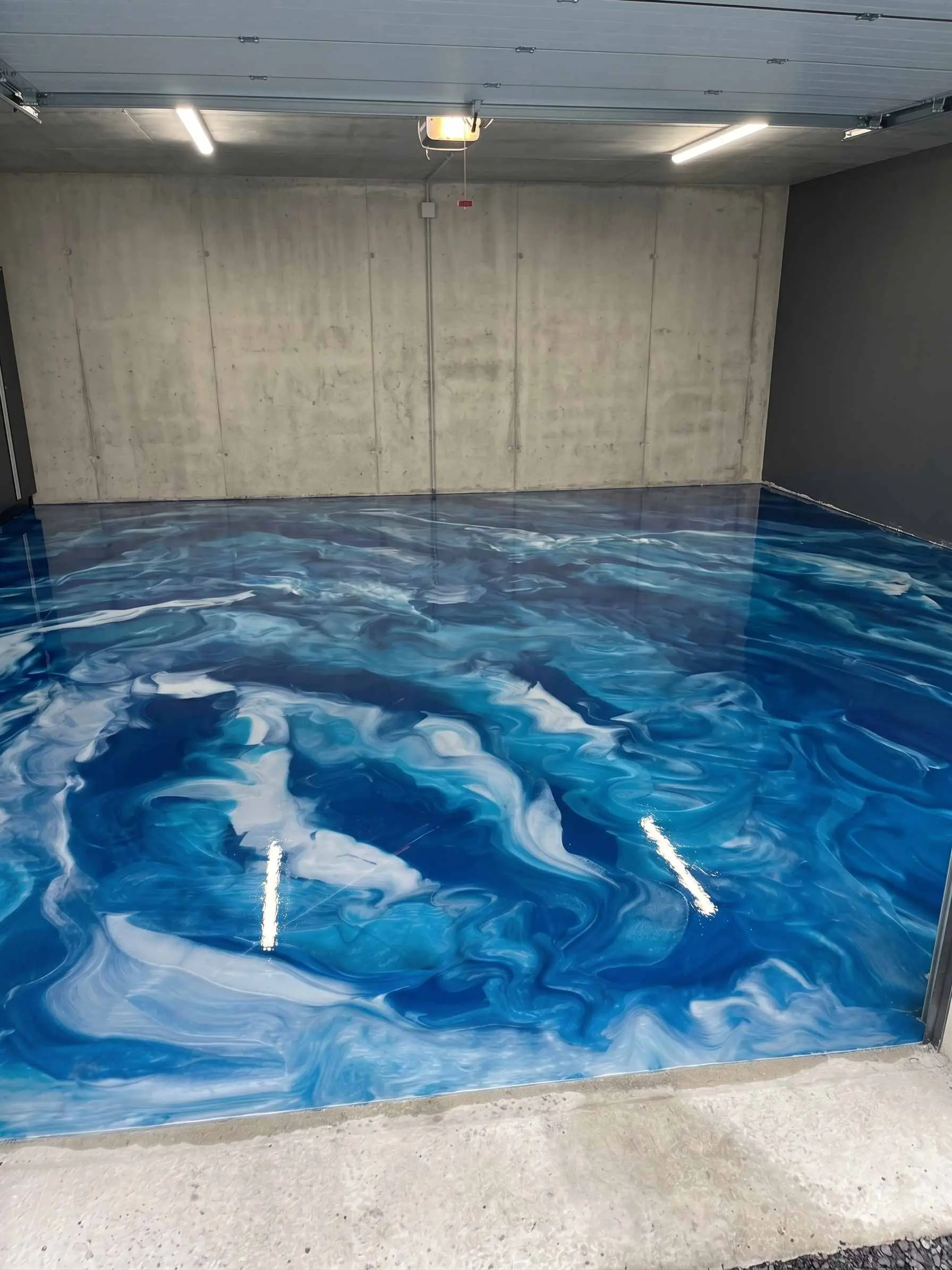 Sol en résine époxy métallique bleu marbré réalisé par Mister Epoxy en Île-de-France